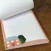 Petit bloc-notes illustré d'une maison rose, dos cartonné rigide