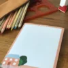 Petit bloc-notes illustré d'une maison rose, dos cartonné rigide