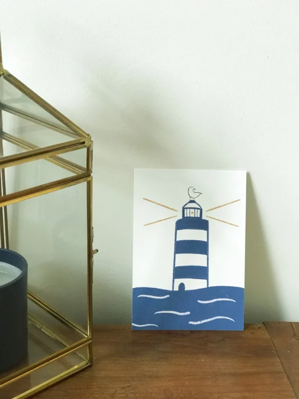Carte postale illustrée d'un phare et d'une mouette