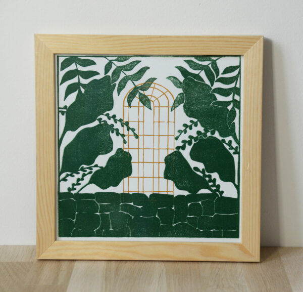 Linogravure verte et or représentant des plantes et une verrière cachée