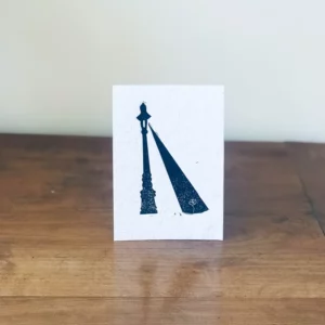 Linogravure noire et blanc d'un lampadaire éclairant une fleur