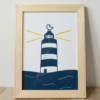 Linogravure Phare bleu avec un cadre en bois et vitre en verre