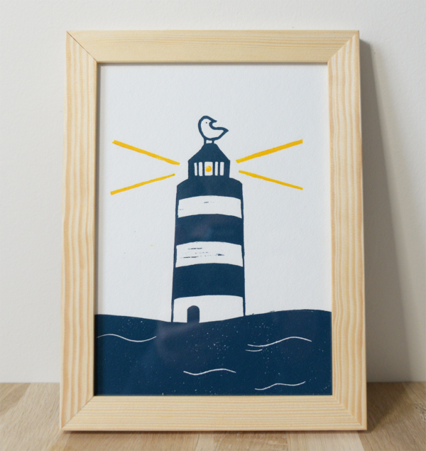 Linogravure Phare bleu avec un cadre en bois et vitre en verre