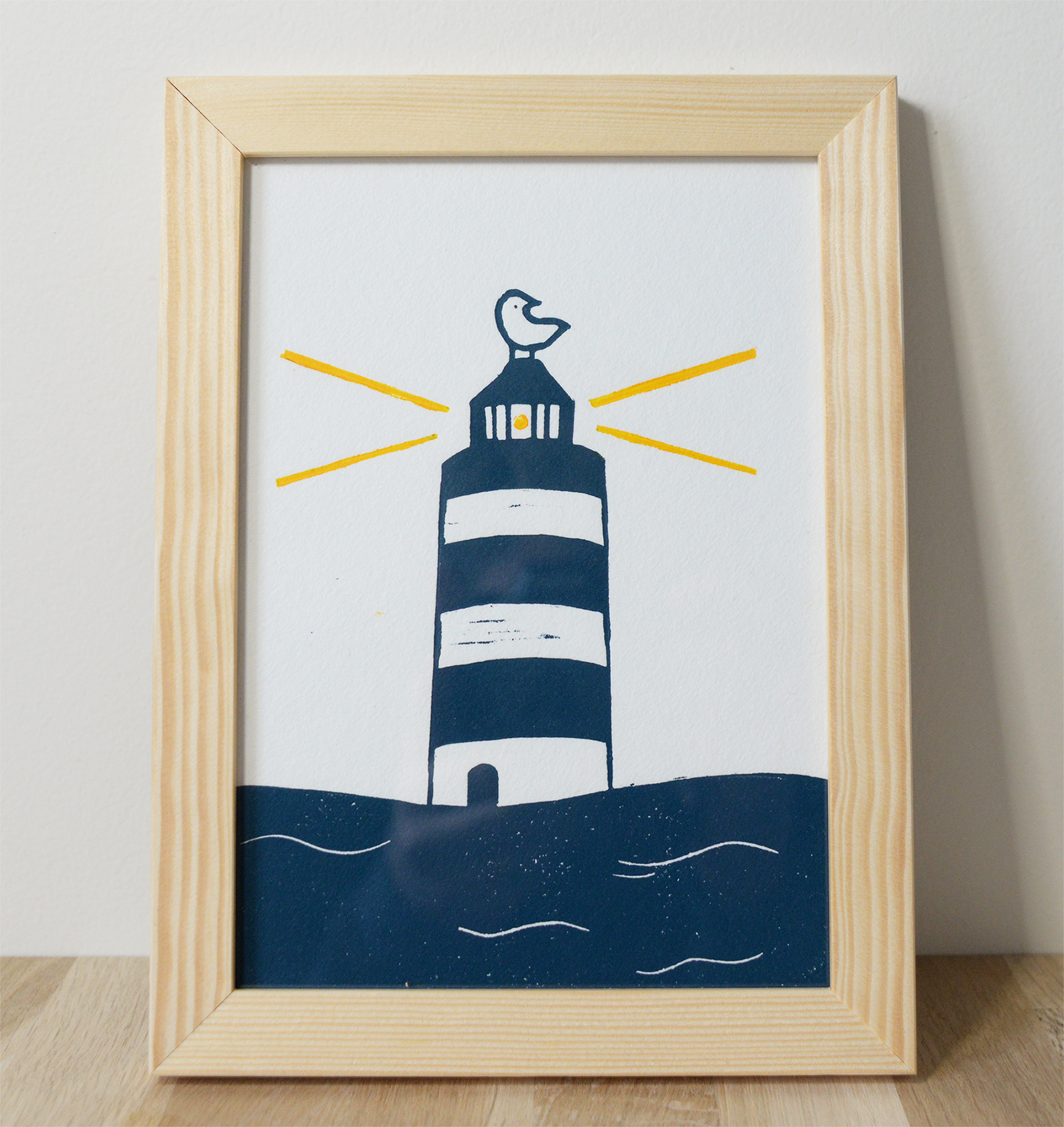 Linogravure Phare bleu avec un cadre en bois et vitre en verre