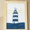 Linogravure Phare bleu avec un cadre en bois et vitre en verre