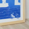 Lunogravure bleu es tours de La Rochelle avec un vélo