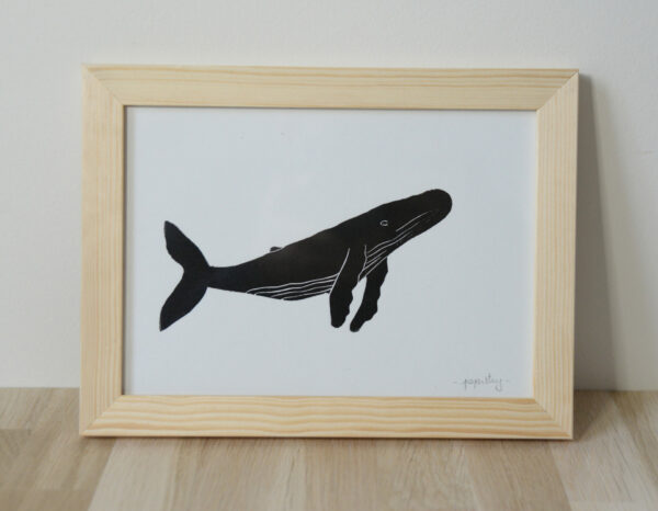 Linogravure noire et blanc d'une baleine, avec cadre en bois et verre en vitre