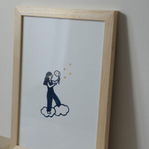 Linogravure bleu nuit et doré d'une fille sur un nuage qui attrape les étoiles
