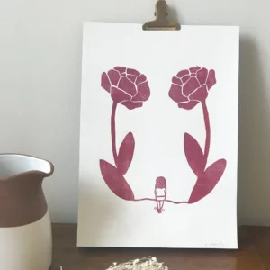 Linogravure vieux rose représentant des fleurs et une petite fille se balançant, non encadré